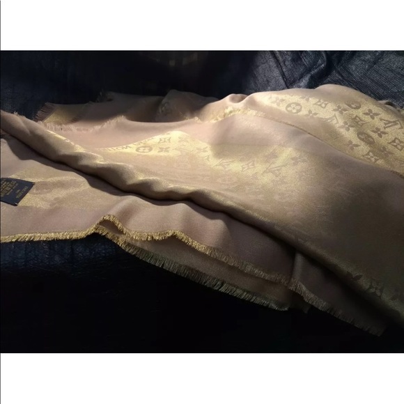 Auth. Vuitton Châle Monogram Beige & Gold Shawl in Metallic Lurex Silk Jacquard - Picture 6 of 9